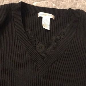 Black 3/4 sleeve cable V neck lace detail top.